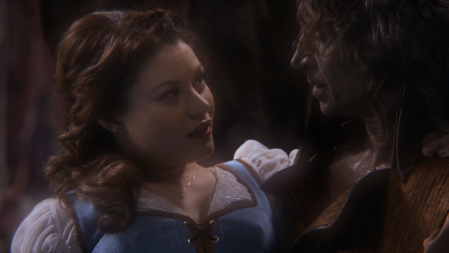 Fichier:1x12 Belle Rumplestiltskin remerciement sauvetage sourire.png
