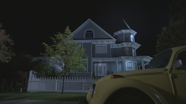 Fichier:5x02 maison voiture jaune Emma Swan nuit.png