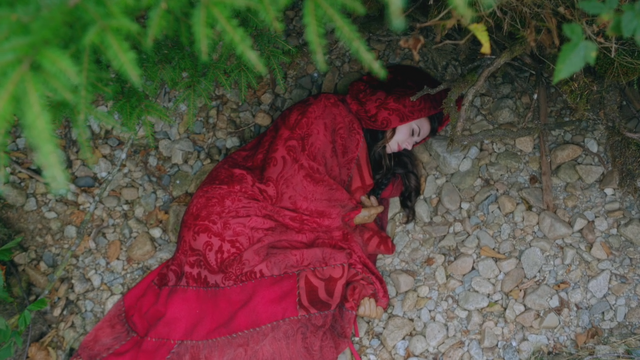 Fichier:2x07 Scarlett Chaperon Rouge matin réveil forêt.png