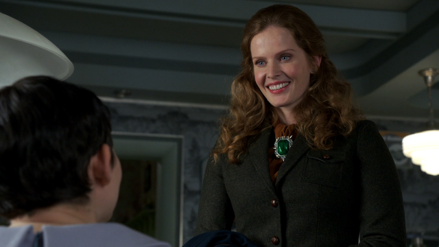 Fichier:3x13 Mary Margaret Blanchard dos Zelena rencontre présentation sage-femme sourire Café Mère-Grand Chez Granny.png