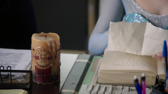 Fichier:4x07 Elsa poste de police Storybrooke bougie magique table livre explications.png