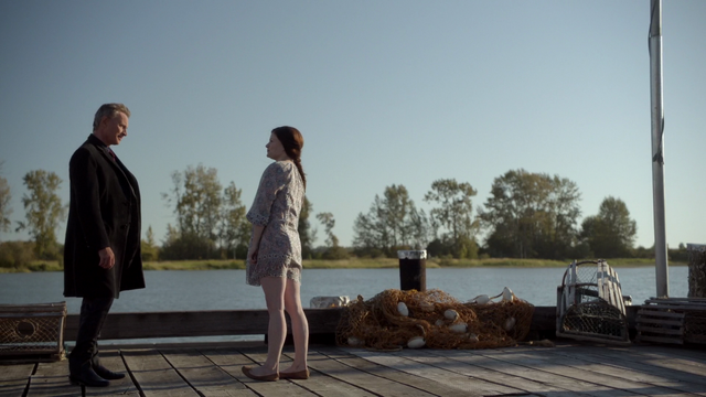 Fichier:6x04 retrouvailles époux M. Gold Belle French coupe de cheveux port de Storybrooke.png