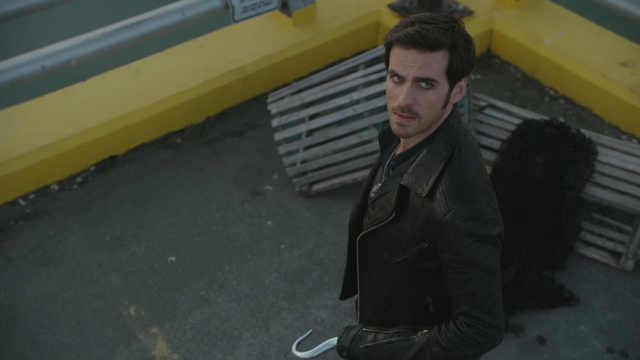 Fichier:4x09 Killian Jones Capitaine Crochet port quais de Storybrooke chute Sortilège des Mille Éclats.png