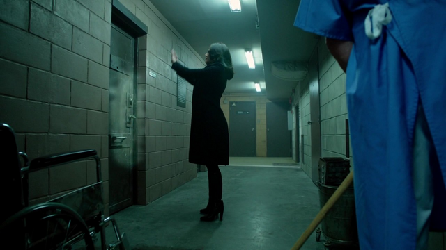 Fichier:4x20 Regina Mills Patient dos Hôpital de Storybrooke serpillère fauteuil roulant couloir Charme de protection porte.png