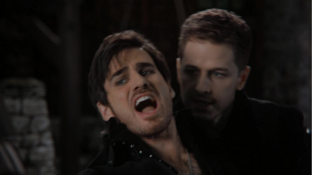Fichier:4x22 Killian Jones Prince Charmant réécrits assassinat mort hurlements épée torax décès bataille gardes Méchante Reine.png