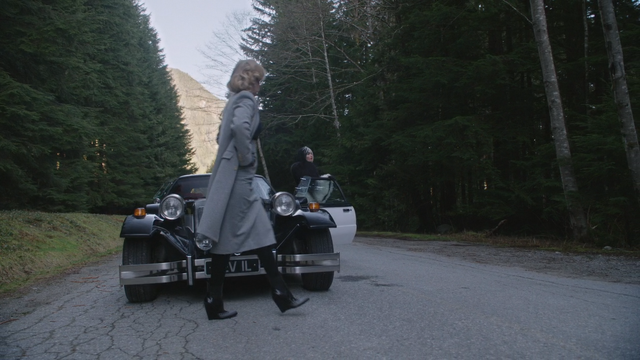 Fichier:4x18 voiture DEV IL Maléfique Cruella d'Enfer portière limite frontière Storybrooke.png