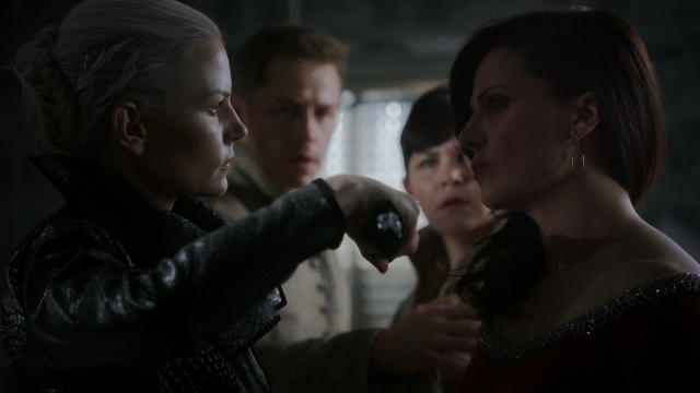 Fichier:5x01 Emma Swan dague du Ténébreux David Nolan Mary Margaret Blanchard Regina Mills.png