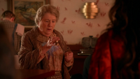 5x18 Tante Emily Brown restaurant Enfers aide tremblement bouteille Dorothy Gale Ruby chaperon