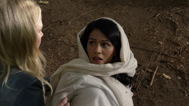 Fichier:6x05 Shirin Jasmine Emma Swan forêt de Storybrooke sol tombée regard yeux.png