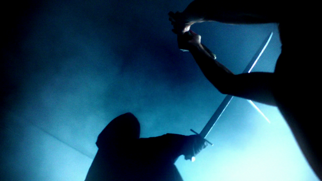 Fichier:6x01 visions Emma Swan Sauveuse combat épées figure encapuchonnée futur destin.png