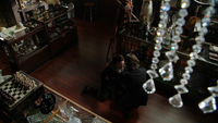 4x06 Belle French M. Gold arrivée apparition boutique d'antiquité effondrement.png