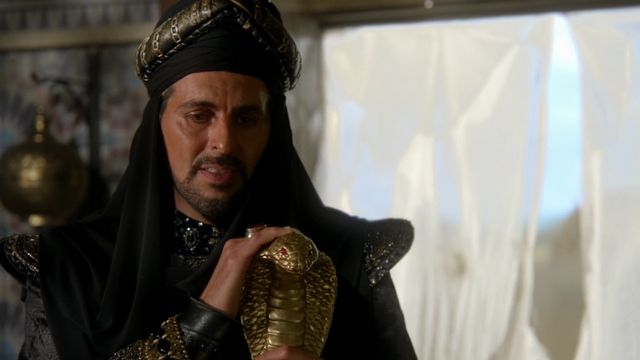 Fichier:6x01 Jafar bâton serpent main Agrabah regard pitié Aladdin Sauveur.png
