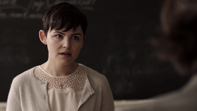 Fichier:1x01 Mary Margaret Blanchard classe Regina Mills remontrances.png