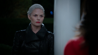 5x05 Emma Swan Cygne Noir Ténébreuse demeure porche maison manoir Regina Mills discussion nuit soir.png