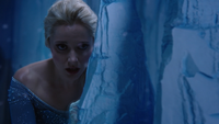 4x02 Elsa Storybrooke mur de glace cachette.png