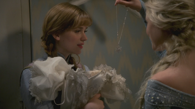 Fichier:4x01 Anna robe flocon cadeau.png