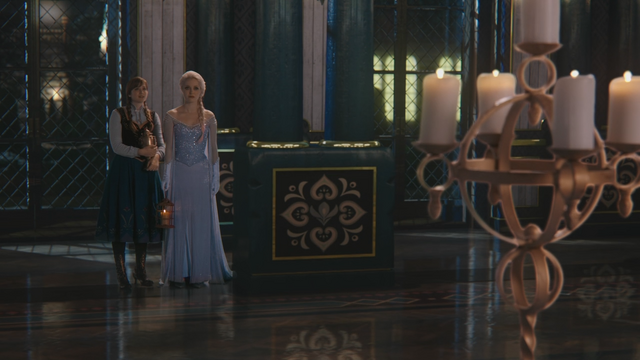 Fichier:4x08 Anna Elsa couloir château d'Arendelle.png