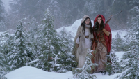 1x15 Blanche-Neige Scarlett Chaperon Rouge traque chasse loup-garou empreinte botte.png