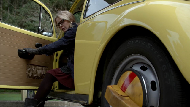 Fichier:5x20 Emma Swan jeune voiture jaune piégée immobilisée.png