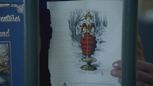 Fichier:4x04 De l'Autre Côté du Miroir page livre roman conte dessin illustration Anastasia Reine Rouge.png