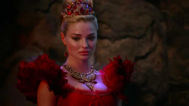 Fichier:RedQueen-W1x01.png