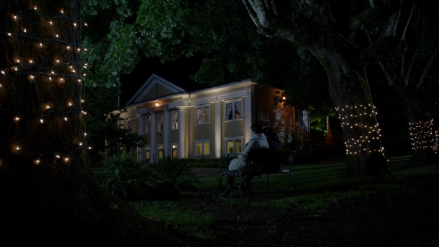 Fichier:6x01 mairie de Storybrooke discussion conversation Mary Margaret Blanchard Regina Mills mort Robin rancœur Zelena.png