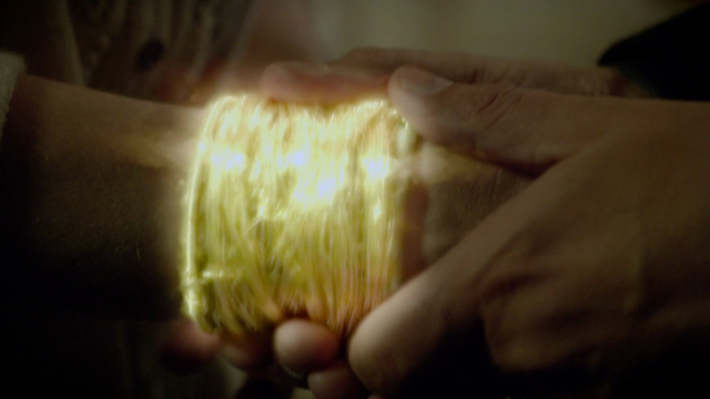 Fichier:6x08 Bracelet localisateur Belle Gold.png