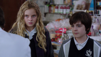 1x09 Nicholas Ava vol sucreries.png