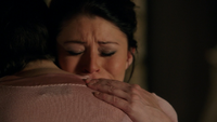 3x15 Belle French Mary Margaret Blanchard étreinte câlin réconfort mort Neal Cassidy pleurs larmes