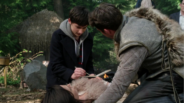 Fichier:4x22 Henry Mills Regina Robin Réécrits plume sang Regina Sauveuse.png