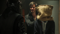 4x22 Lily Page garde noir Killian Jones réécrits Henry Mills prisonniers sac tête ruse libération Emma.png
