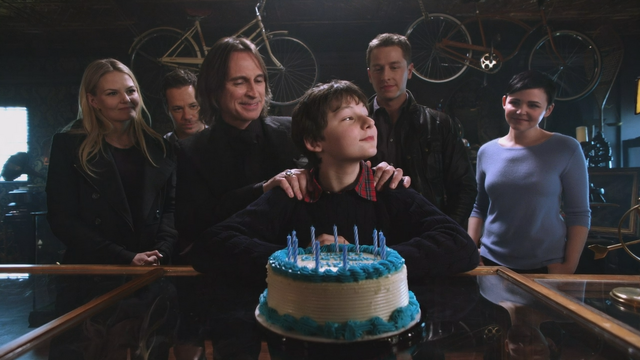 Fichier:2x19 Emma Swan Neal Cassidy M. Gold Henry Mills David Nolan Mary Margaret Blanchard boutique d'antiquités sourires proposition offre choix objet cadeau fête d'anniversaire gâteau bougies 11 onze ans.png