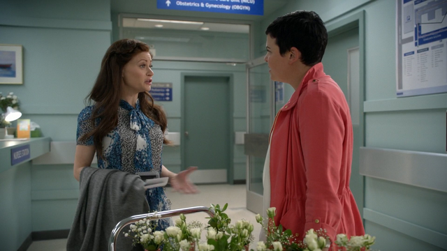 Fichier:6x06 Belle French Mary Margaret Blanchard hôpital discussion échographie craintes M. Gold enfant.png