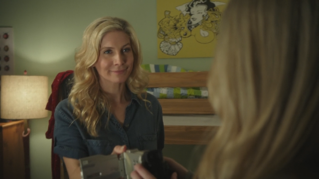 Fichier:4x10 Ingrid caméra Emma Swan jeune.png