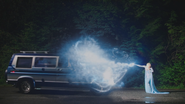 Fichier:4x01 Elsa voiture Leroy magie glace gel.png