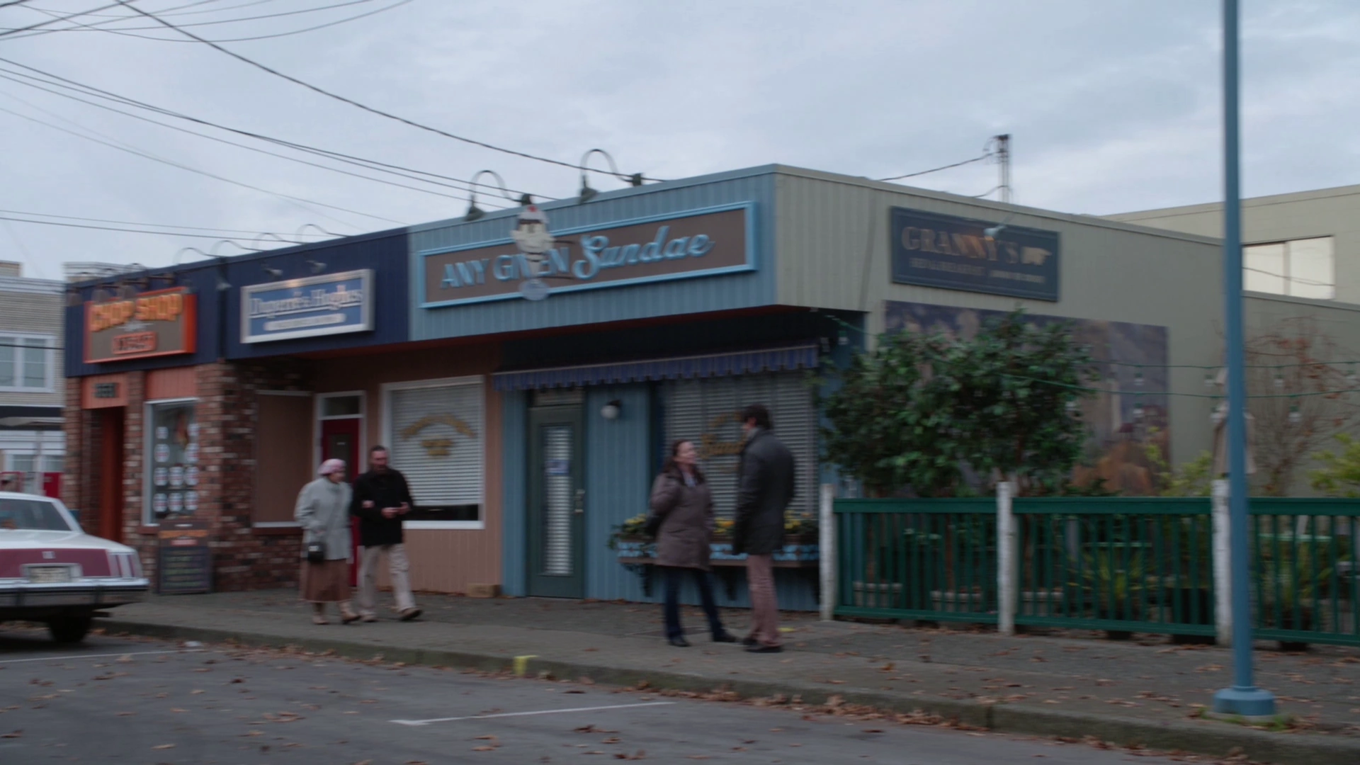 First Look at Elizabeth Banks as Rita Repulsa in Power Rangers Movie ...