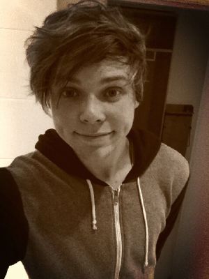 File:Asshhttooonnn5SOS.jpg