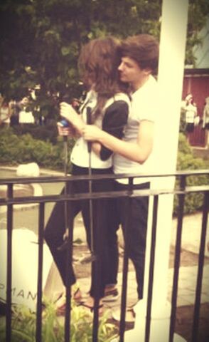 Datei:El-Lou-louis-tomlinson-and-eleanor-calder-31289425-588-960.jpg