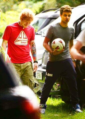 Datei:Ed-sheeran-and-liam-payne-playing-football-1344589434-custom-0.jpeg