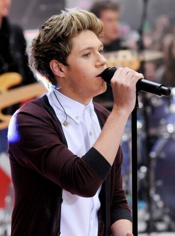 File:Niall-horan-one-direction-performing-today-show-02.jpg