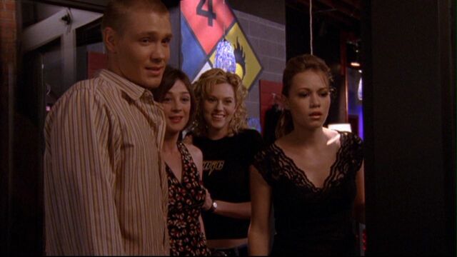 File:207 lookin at crowd.jpg