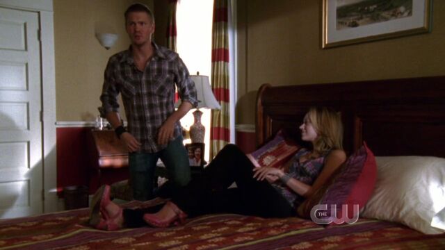 File:607 p asks l to move in moms room.jpg