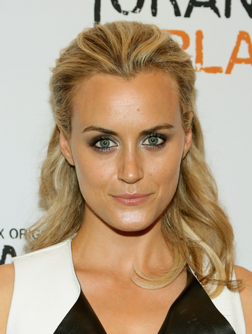 File:Taylor Schilling.png