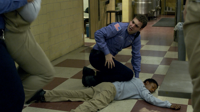 Datei:Poussey tot Baxter Bayley 2.png