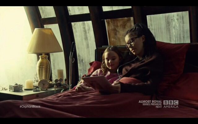 File:OrphanBlack2x10KiraCosima.jpg