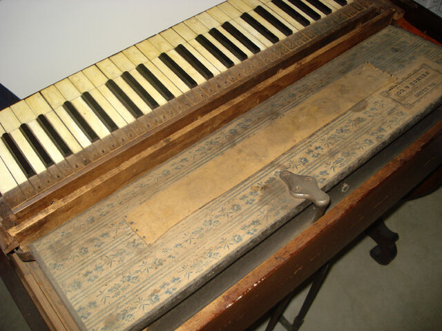 File:Melodian bellows keys.jpg