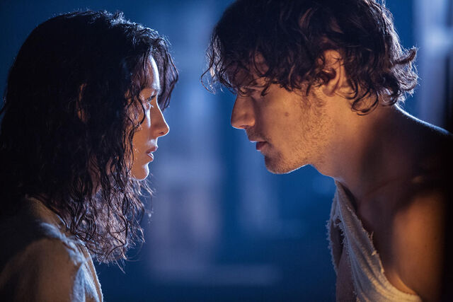 File:Outlanderstill-jamie+claire3.jpg