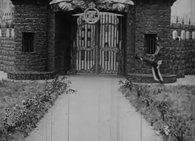 File:Gate patchwork girl.jpg