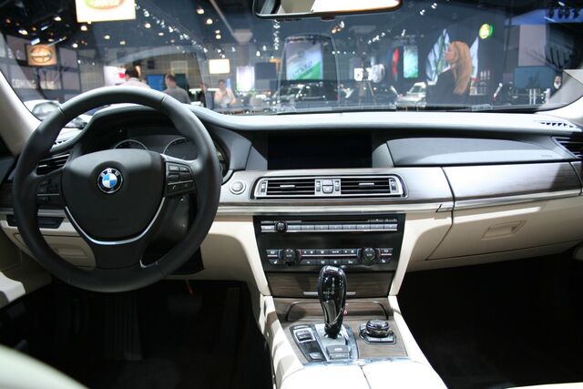 Archivo:BMW-ActiveHybrid-7-interior-1.jpg