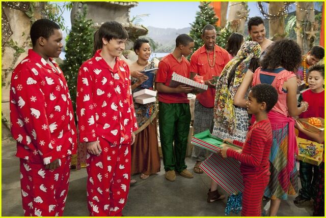 File:Kelsey-chow-mitchel-musso-mistletoe-07.jpg